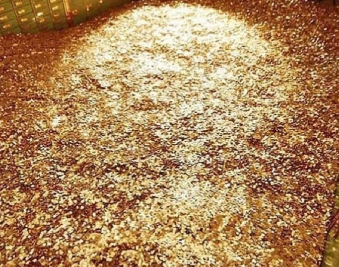 纽约期金跌近1% 一度逼近3570美元