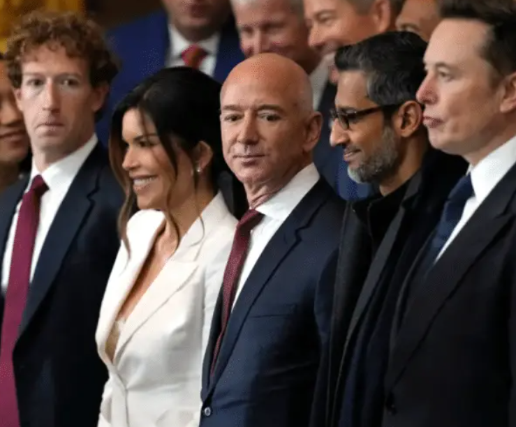 特朗普白宫设宴招待科技巨头 特斯拉CEO马斯克缺