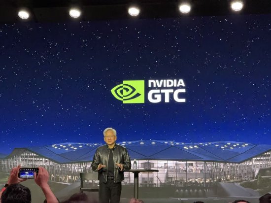 黄仁勋访谈：营收远超万亿美元，中国市场在重