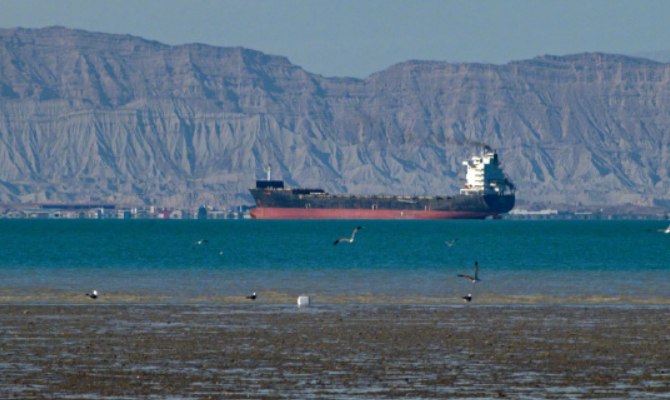 特朗普声称封锁霍尔木兹海峡 并将拦截已支付通