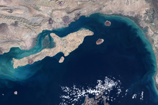 美伊停火首日现分歧：霍尔木兹海峡通行管控、